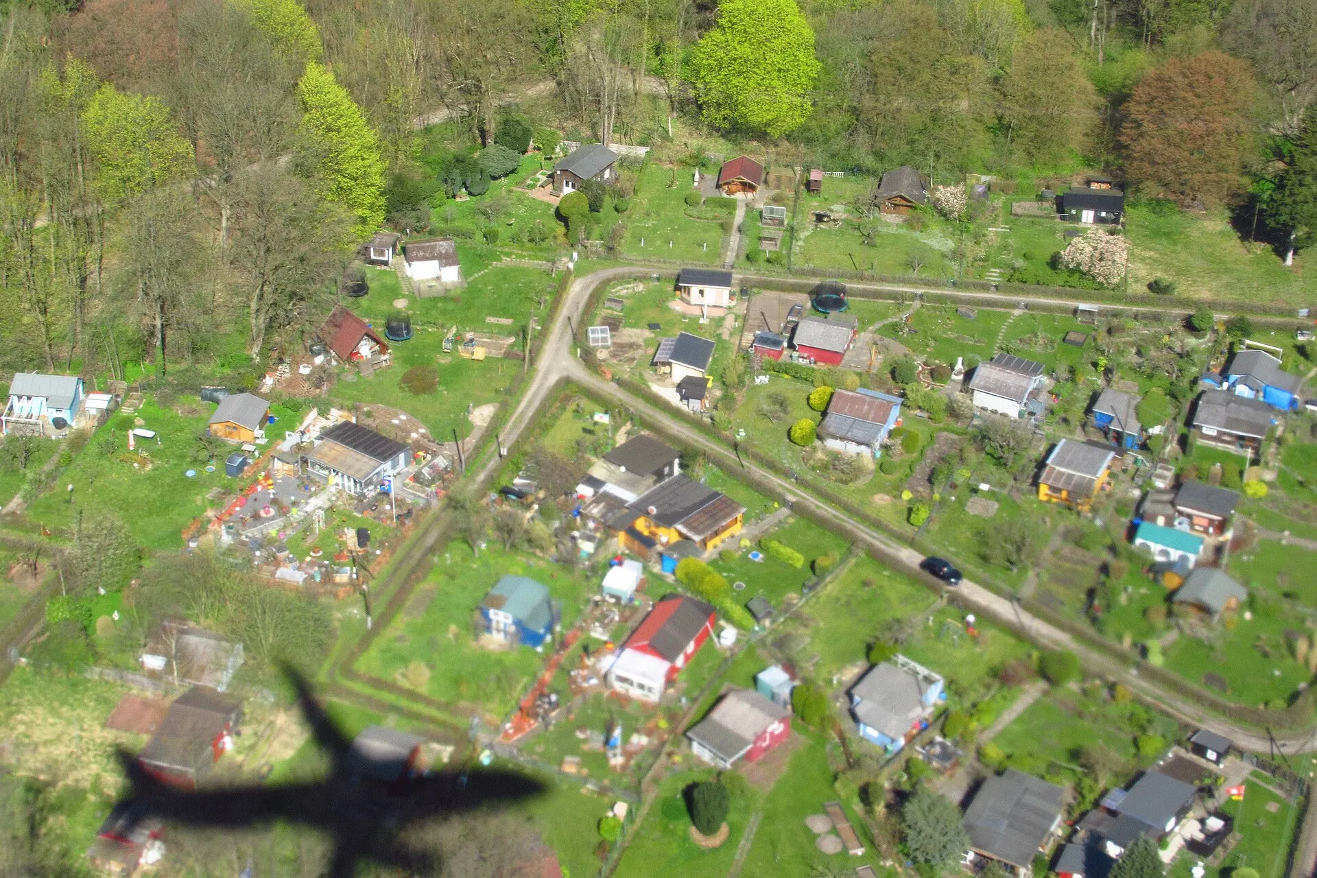 Blick von oben auf die Kleingartenanlage Erlengrund in Hamburg-Niendorf mit Gartenhäusern und Parzellen