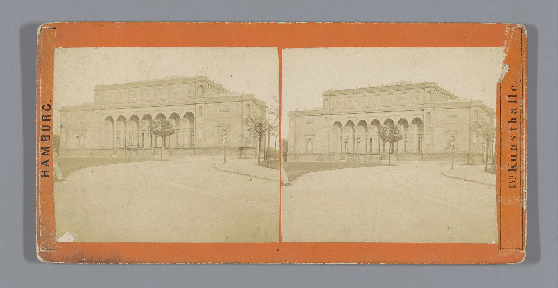 IdentificatieTitel(s): Exterieur van de Hamburger Kunsthalle te Hamburg. Kunsthalle. (titel op object) Hamburg. (serietitel)Objecttype: stereofoto Objectnummer: RP-F-F05960Opschriften / Merken: nummer, recto, gedrukt:…