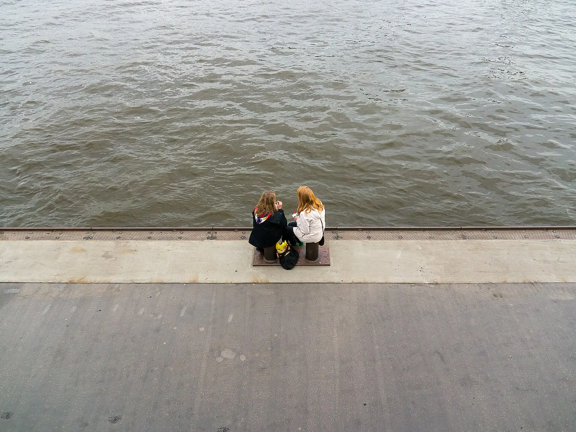 Ladies at a picnic on the St.Pauli Landungsbrücken